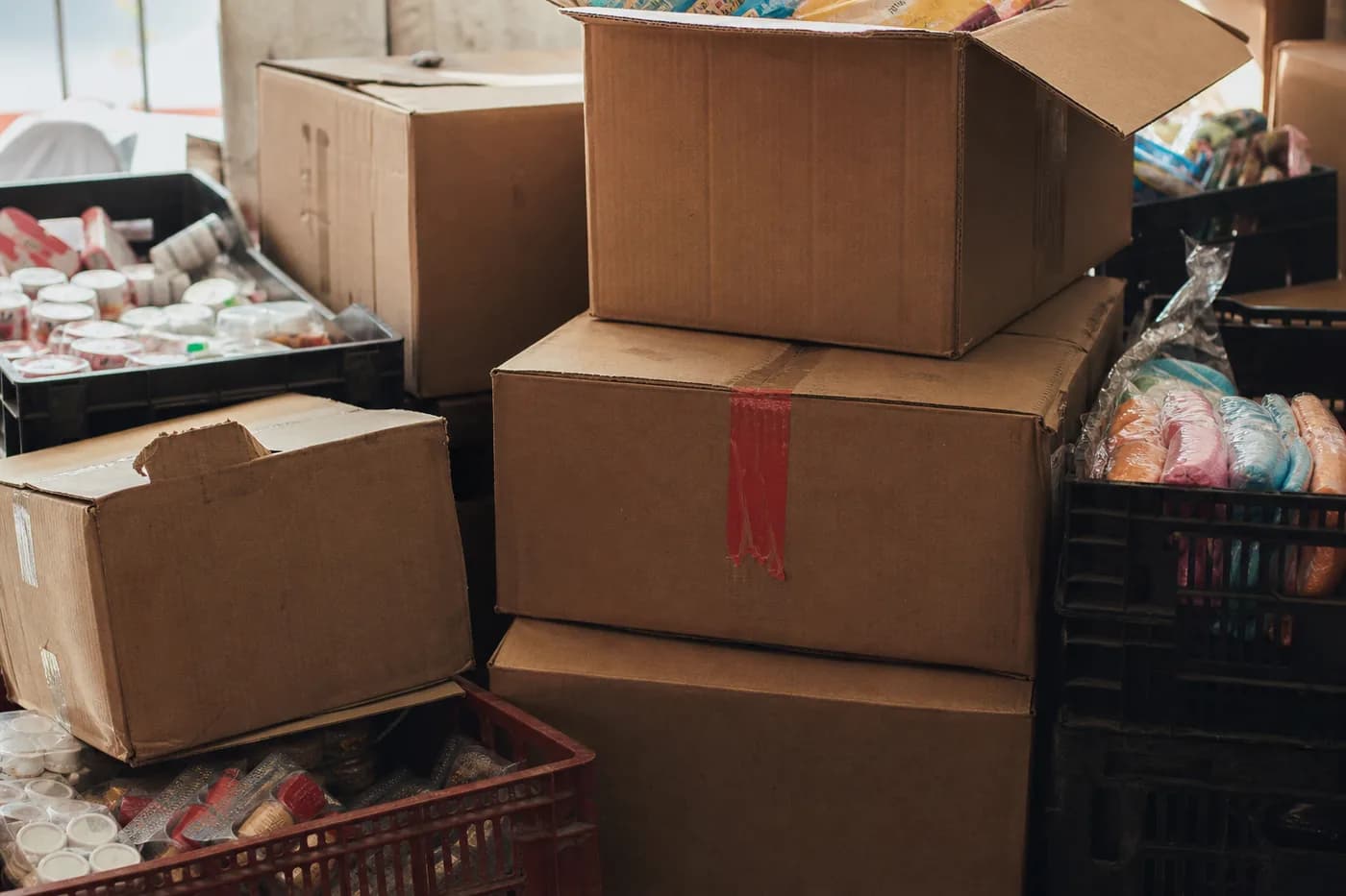 Estoque e caixas de mercadoria de atacado